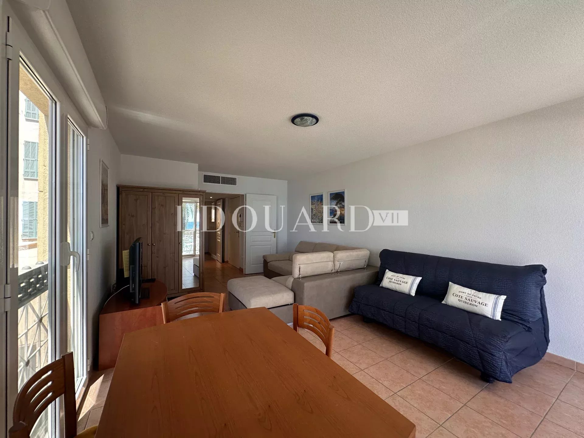 En exclusivité deux pièces à vendre avec terrasse et splendide vue mer, dans immeuble face aux plages