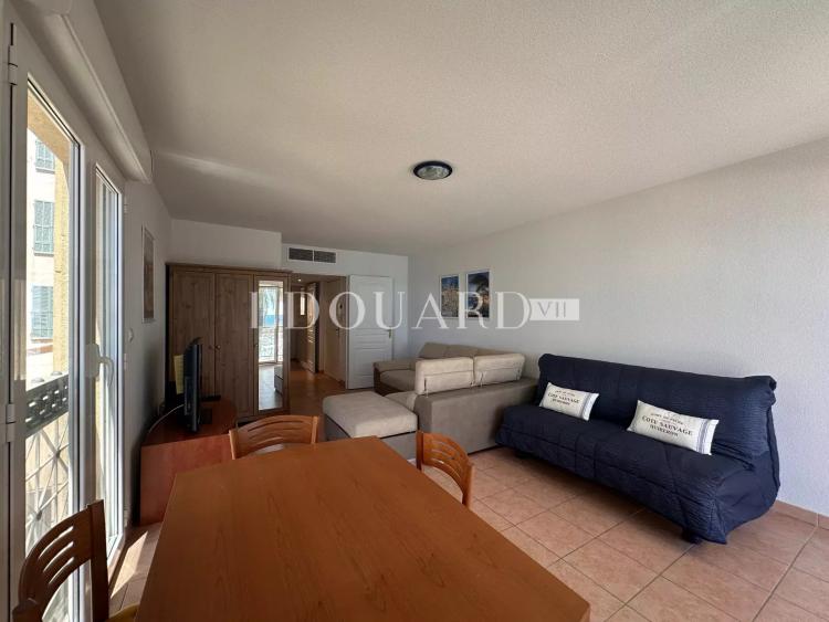 En exclusivité deux pièces à vendre avec terrasse et splendide vue mer, dans immeuble face aux plages