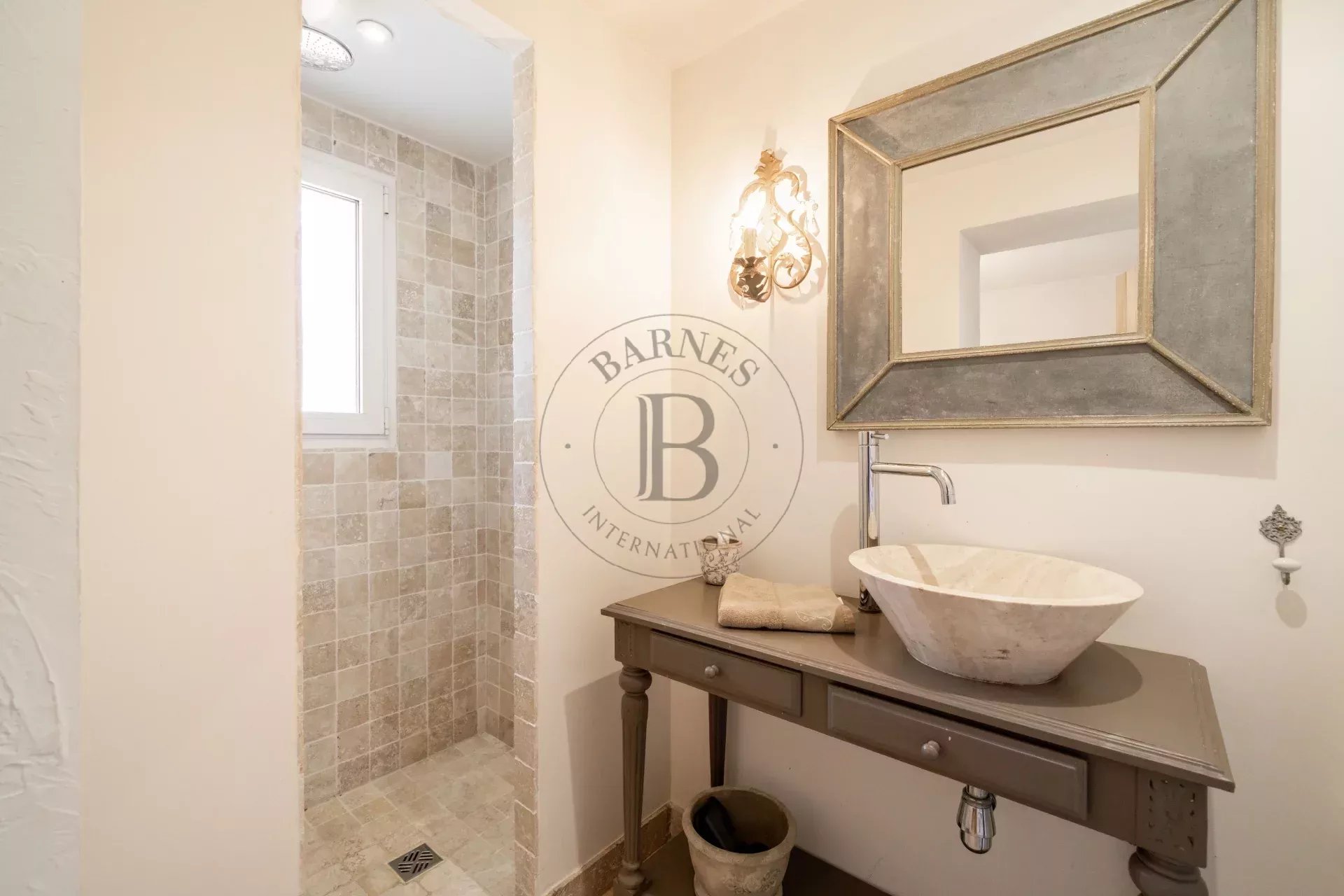 MOUGINS - VILLA DANS UN DOMAINE PRIVE - A PIEDS DES COMMODITES