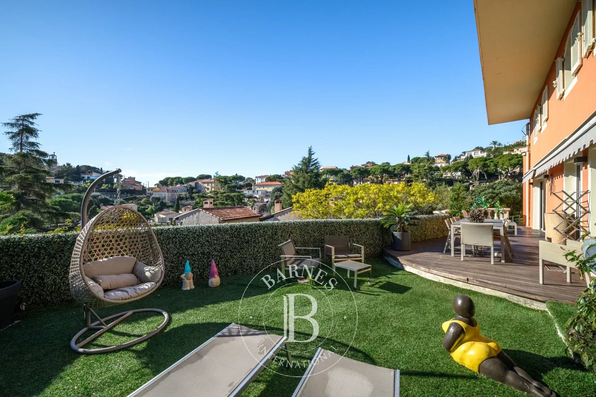 VILLEFRANCHE-SUR-MER — ÉLÉGANT DUPLEX AVEC VUE PANORAMIQUE DÉGAGÉE