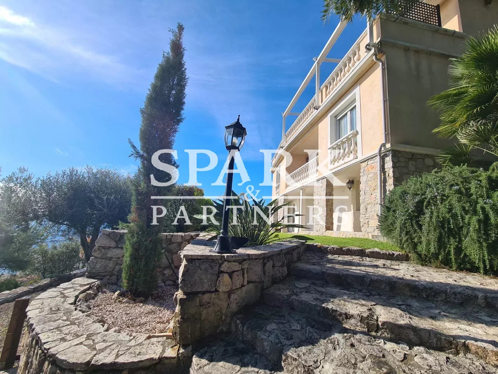 Roquebrune-Cap-Martin - Villa vue mer avec terrain