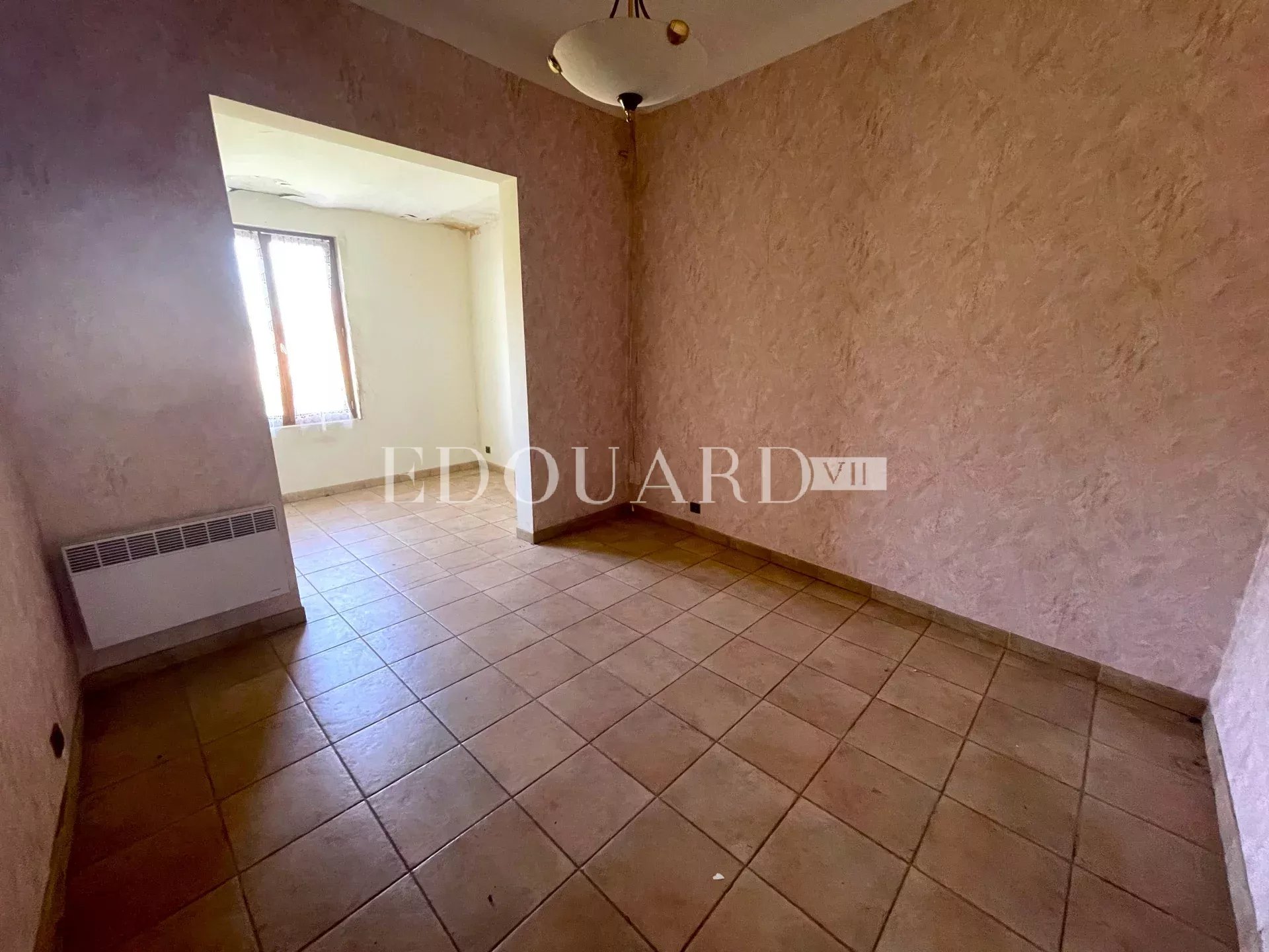 Proche du centre de La Turbie, à vendre maison de village de 180 m² à rénover, divisée en quatre appartements