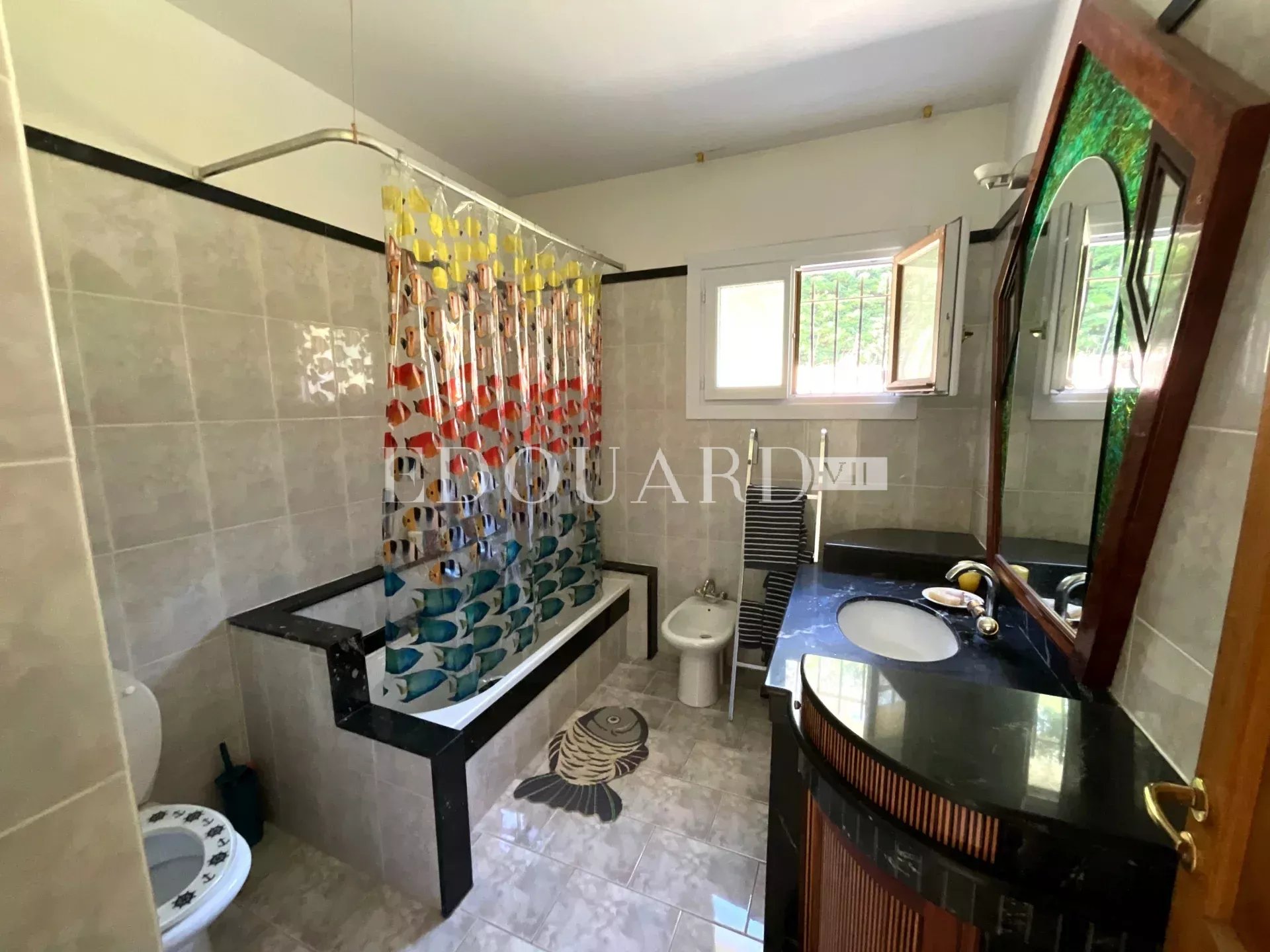 Dans un domaine privé proche de La Turbie, à vendre villa présentant un potentiel important