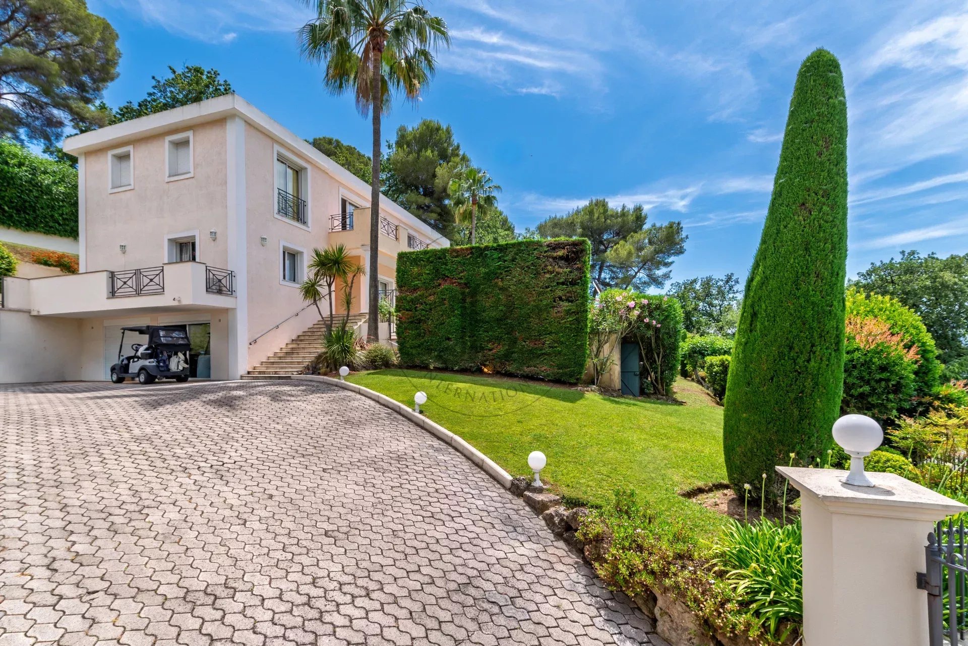 MOUGINS - VILLA AVEC VUE DANS DOMAINE SECURISE