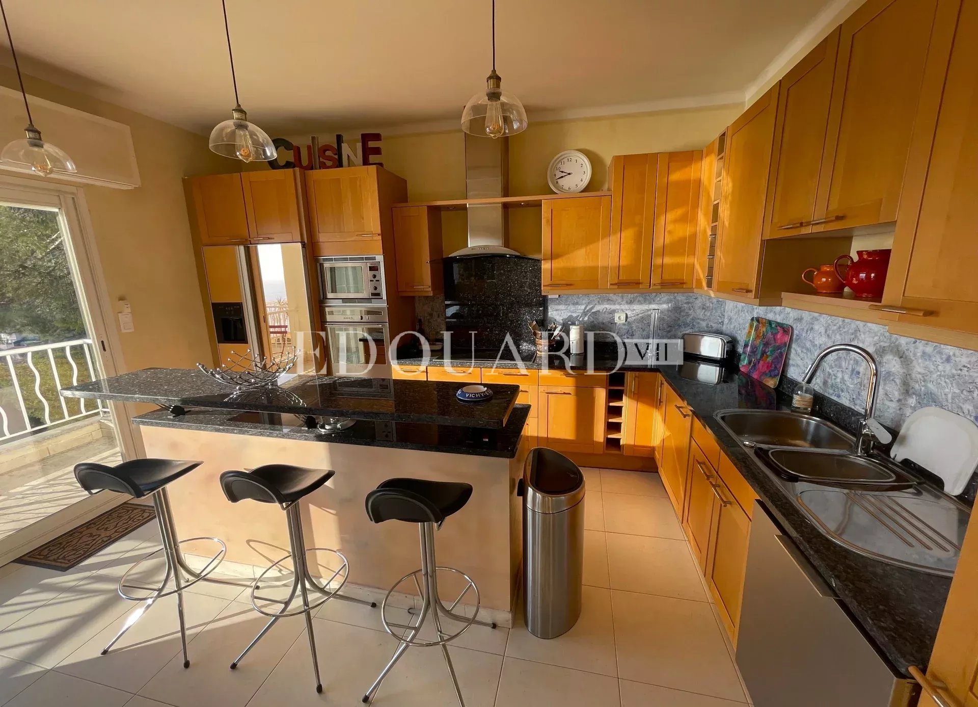 En exclusivité superbe trois pièces de 81 m² avec magnifique vue mer panoramique et parking