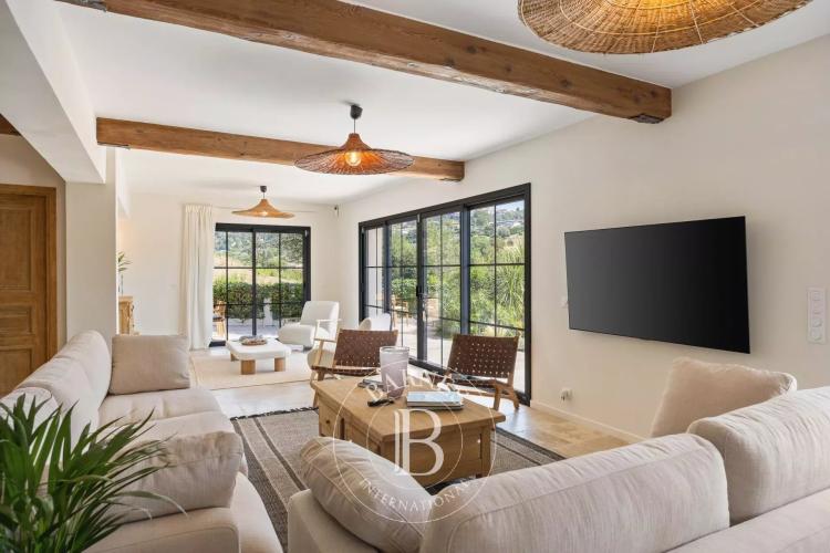 Élégante villa rénovée avec vue panoramique sur Saint-Paul de Vence