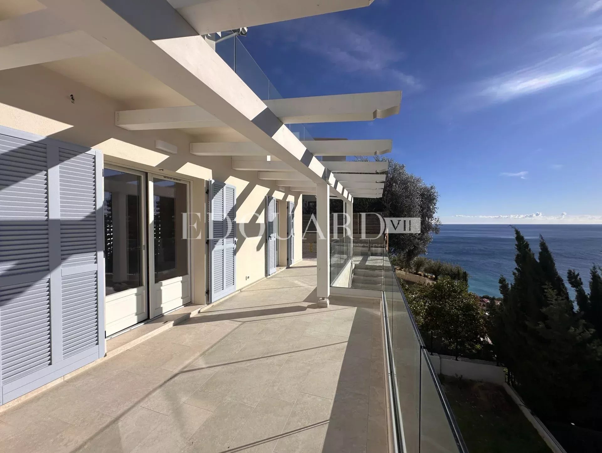 Superbe quatre pièces soigneusement rénové avec vastes terrasses, jardin, vue mer panoramique et parking