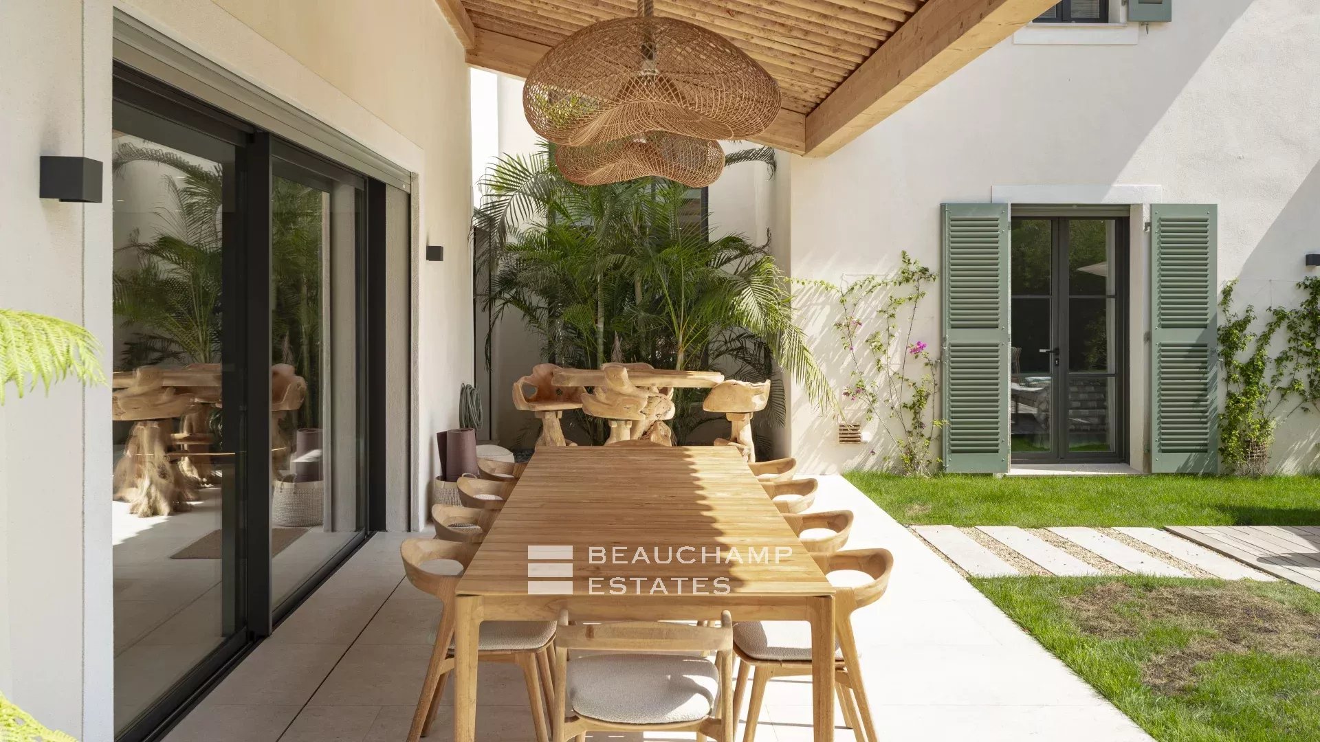 Sublime villa neuve à pieds du centre de Saint-Tropez et de la plage