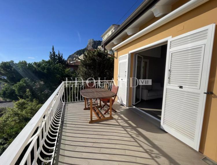 En exclusivité trois pièces avec spacieuse terrasse, magnifique vue mer panoramique et parking