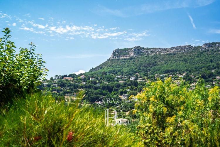 Vence – Villa au cœur d’un domaine fermé - 5 chambres - vue  village et collines