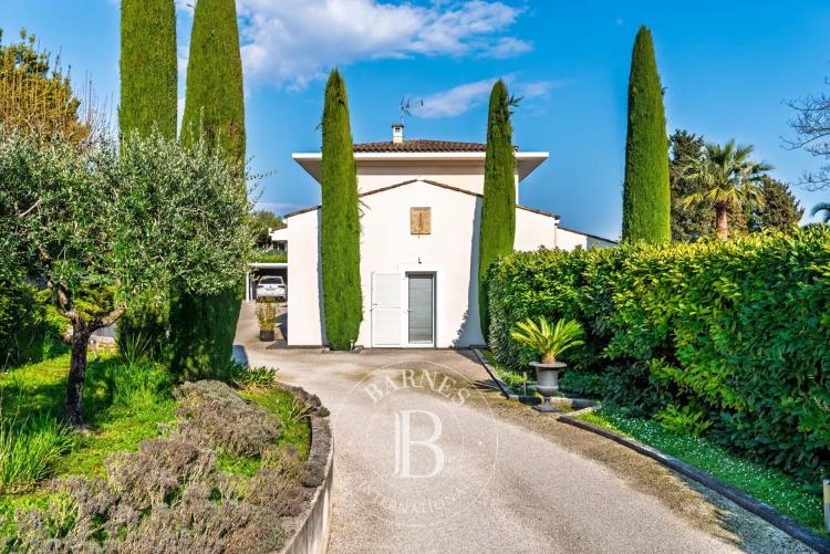 À pied du village de Valbonne – Villa plein sud, piscine, studio indépendant