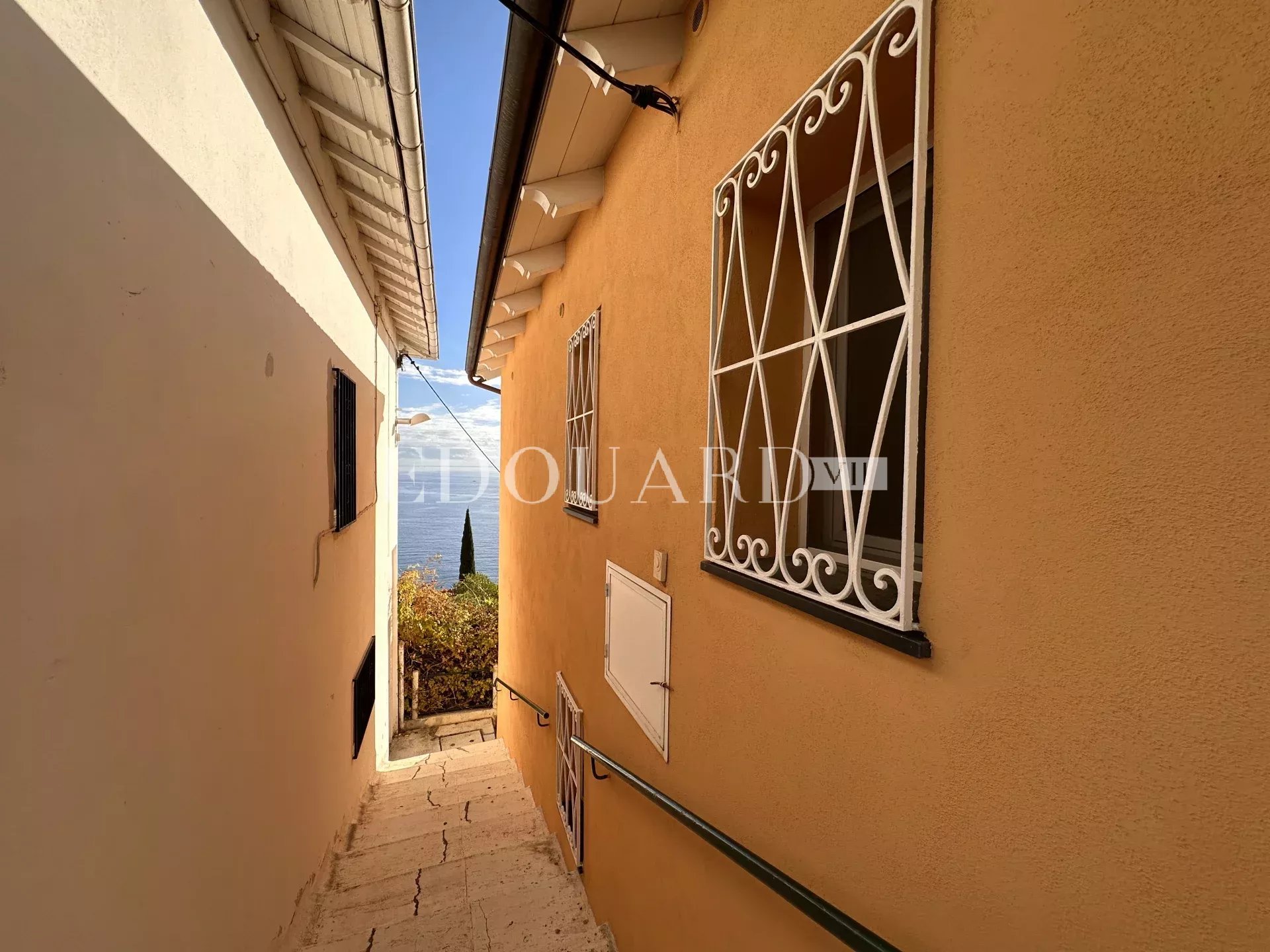 En exclusivité jolie villa rénovée avec deux terrasses, jardin, magnifique vue mer et deux parkings