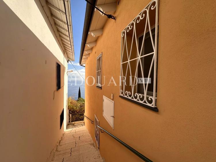 En exclusivité jolie villa rénovée avec deux terrasses, jardin, magnifique vue mer et deux parkings