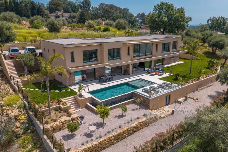 OPIO: Contemporaine dans domaine privé avec vue sur le golf et le vieux village