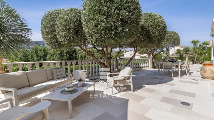 Charmante villa de 4 chambres avec piscine et vue dégagée à Mandelieu