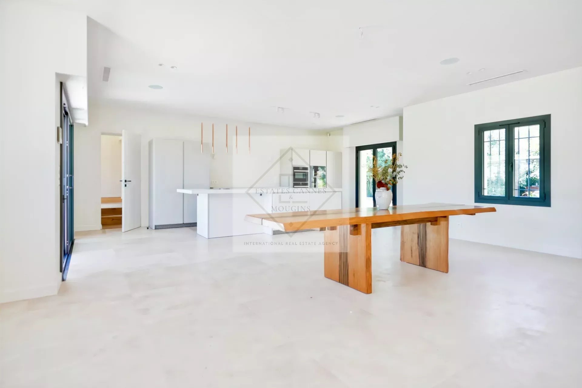Villa neuve contemporaine de plain-pied dans un domaine de prestige à Mougins