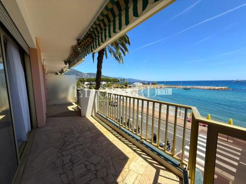 Sur la commune de Roquebrune Cap Martin, deux pièces face aux plages avec terrasse et magnifique vue mer