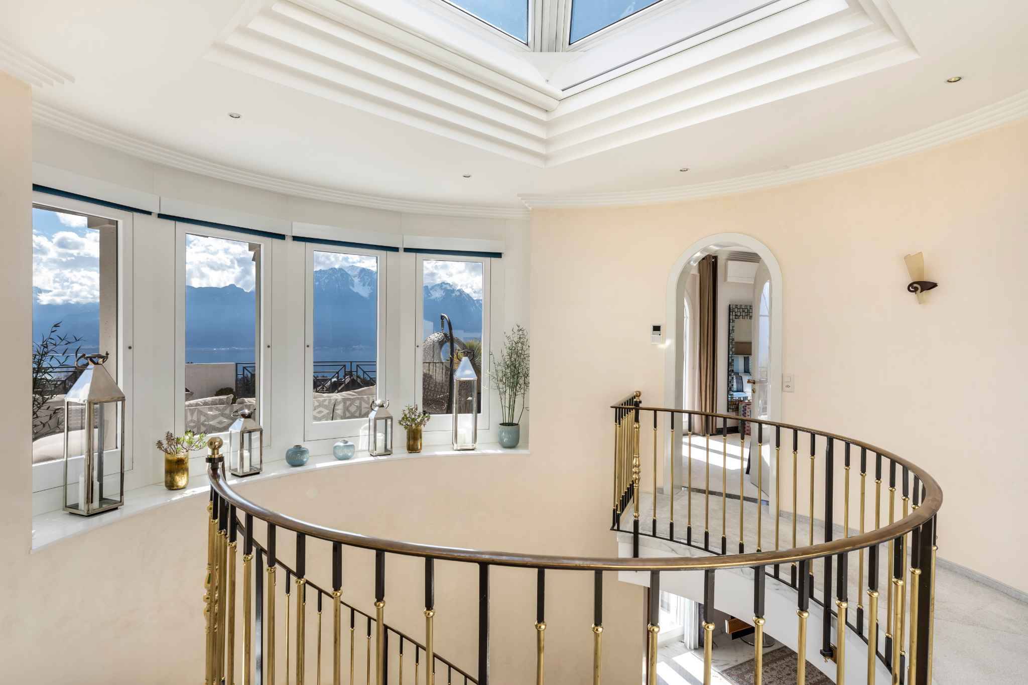 Unique Propriété de 8.5 pièces avec vue panoramique et piscine