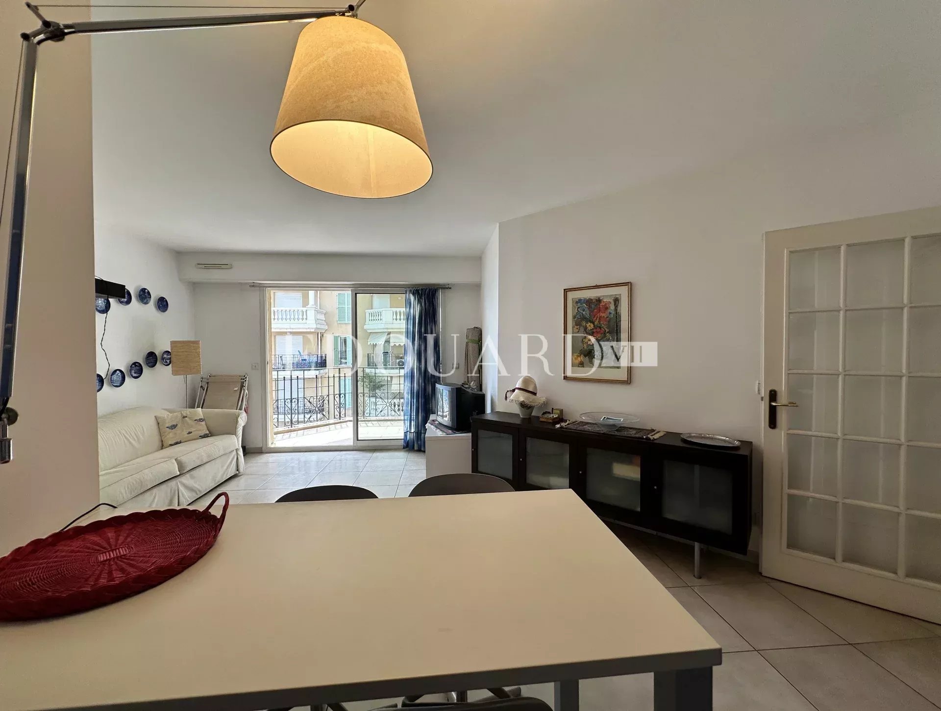 Deux pièces en bon état avec terrasse et belle vue mer, dans prestigieux immeuble face aux plages