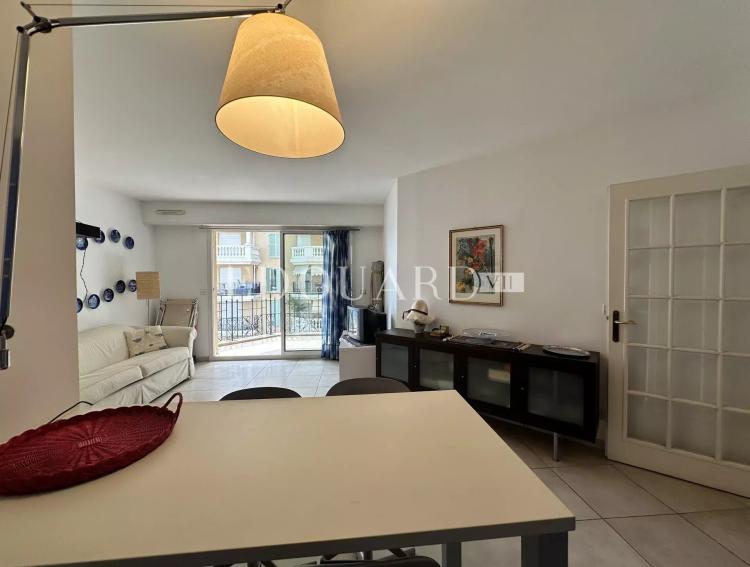 Deux pièces en bon état avec terrasse et belle vue mer, dans prestigieux immeuble face aux plages