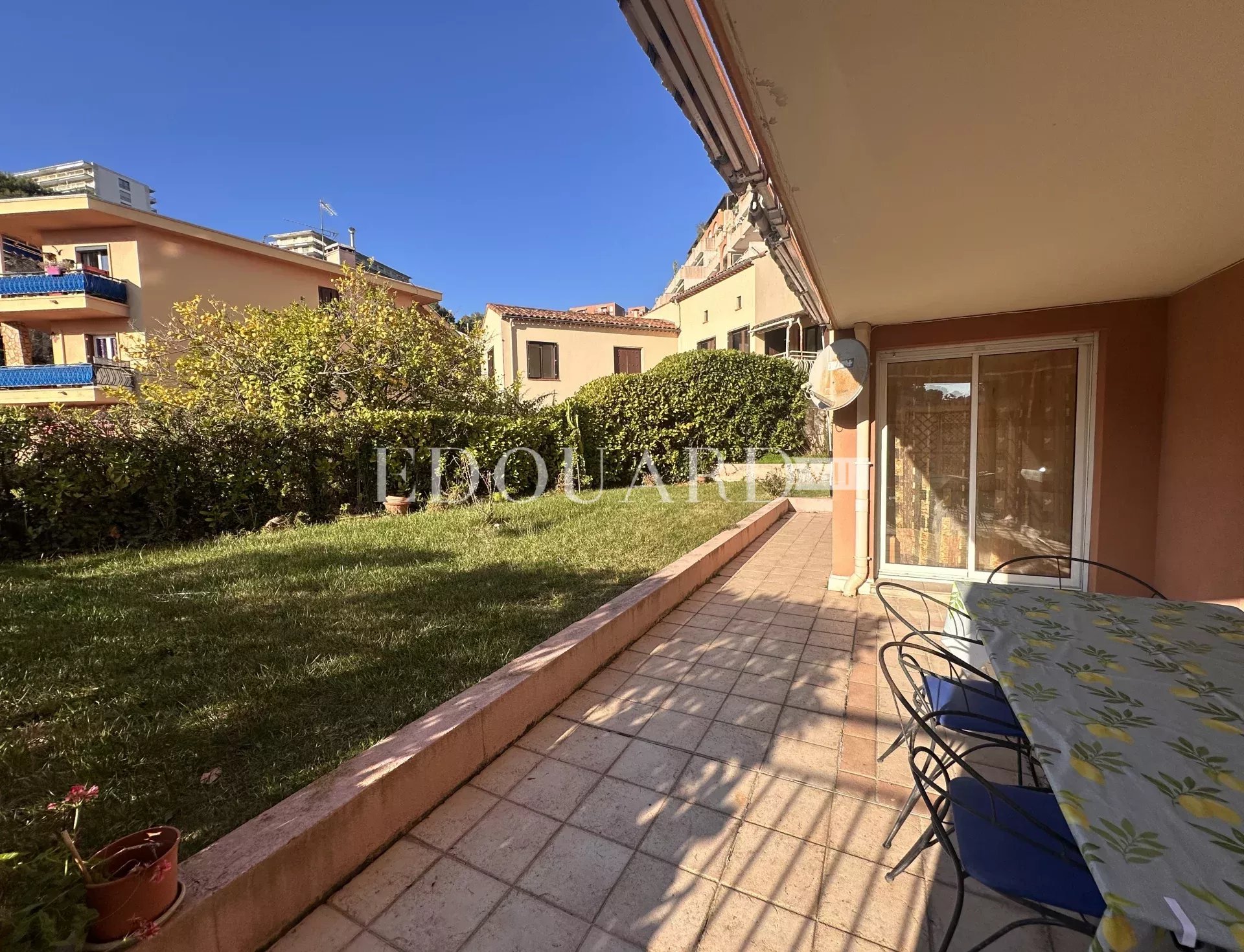 En exclusivité trois pièces traversant avec grande terrasse couverte et vaste jardin