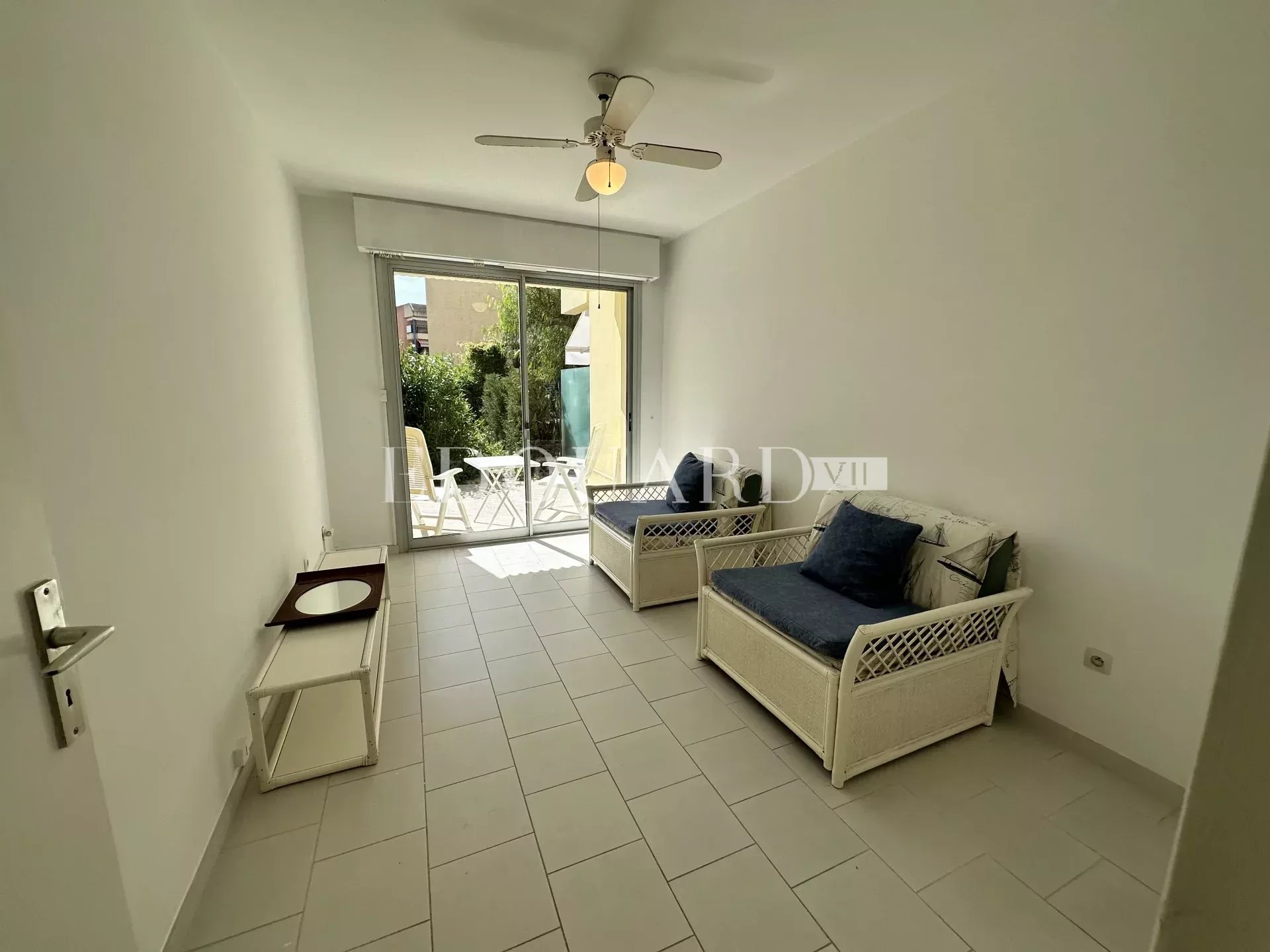 En exclusivité deux pièces traversant avec terrasse couverte, grand jardin, cave et garage