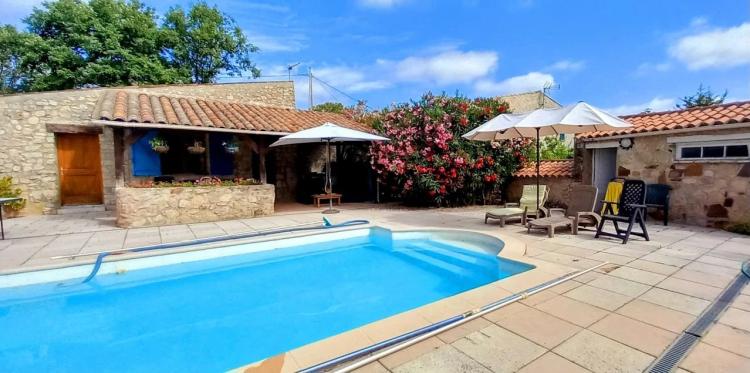 Propriété d’Exception à Vendre – 6 600 m² avec Piscine et 3 Bâtiments