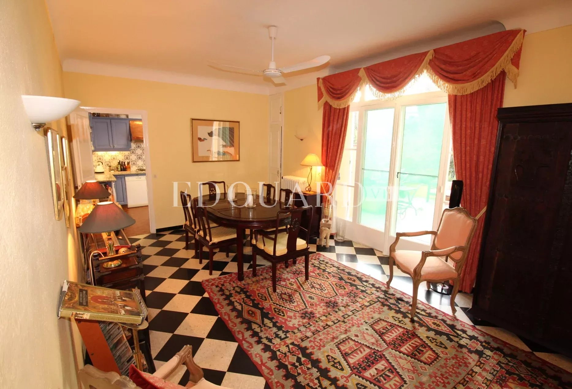 En exclusivité villa en très bon état avec double garage, grande terrasse, agréable jardin et belle vue mer