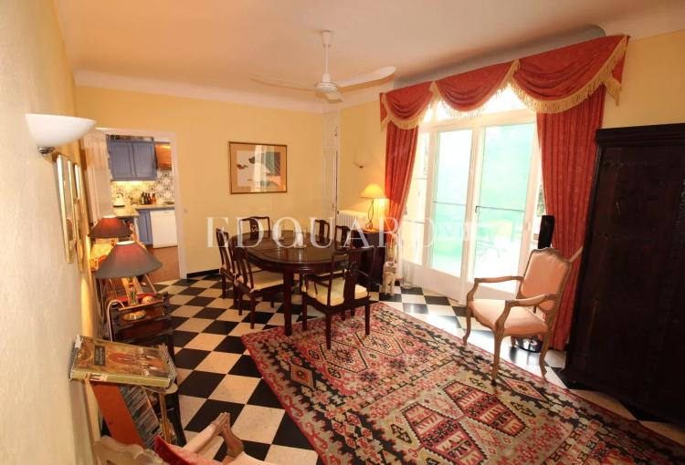 En exclusivité villa en très bon état avec double garage, grande terrasse, agréable jardin et belle vue mer