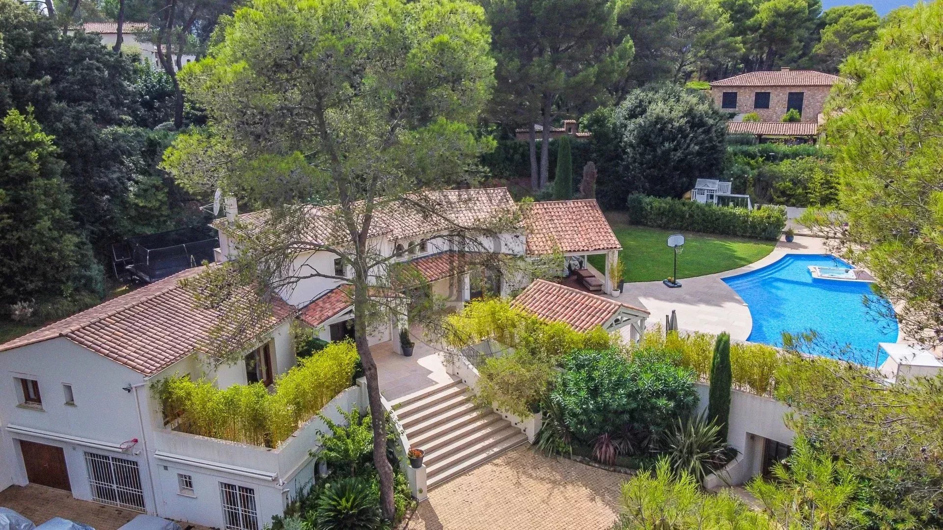 MOUGINS – VILLA PROVENÇALE – DOMAINE SÉCURISÉ