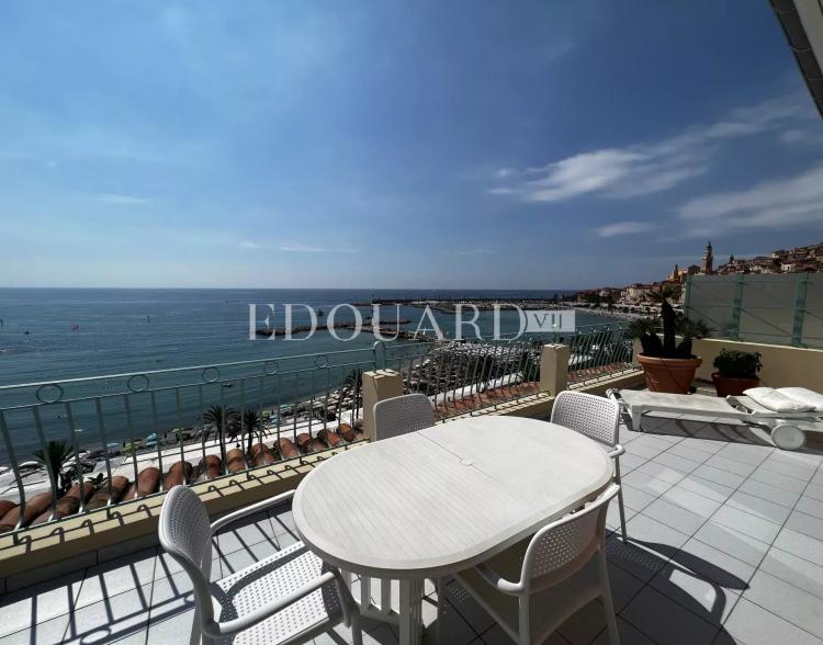 Penthouse avec spectaculaire terrasse et superbe vue mer, au dernier étage d’un splendide immeuble d’époque