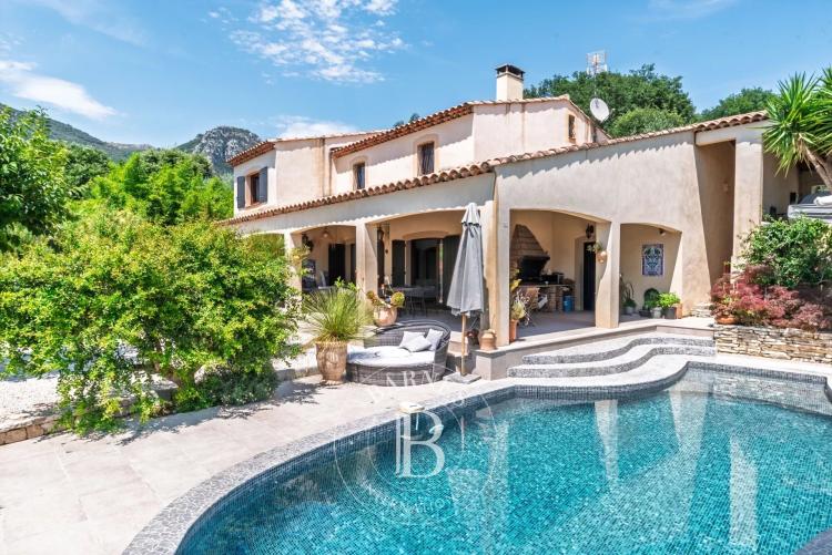 Vence – Villa au cœur d’un domaine fermé - 5 chambres - vue  village et collines