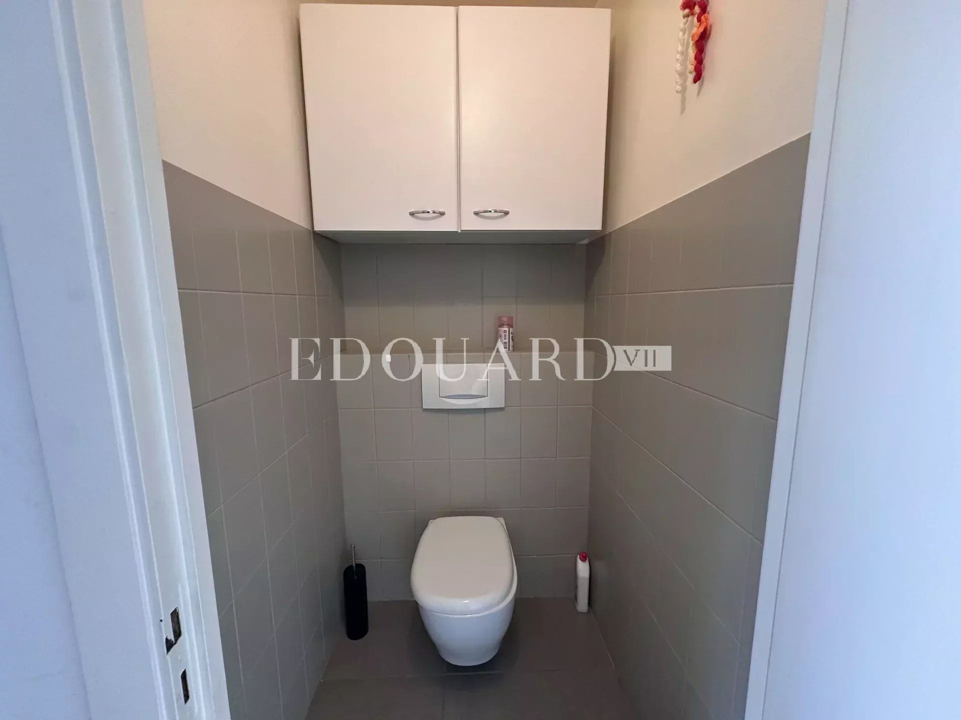 En exclusivité charmant studio finement rénové avec  balcon, vue mer latérale et possibilité garage