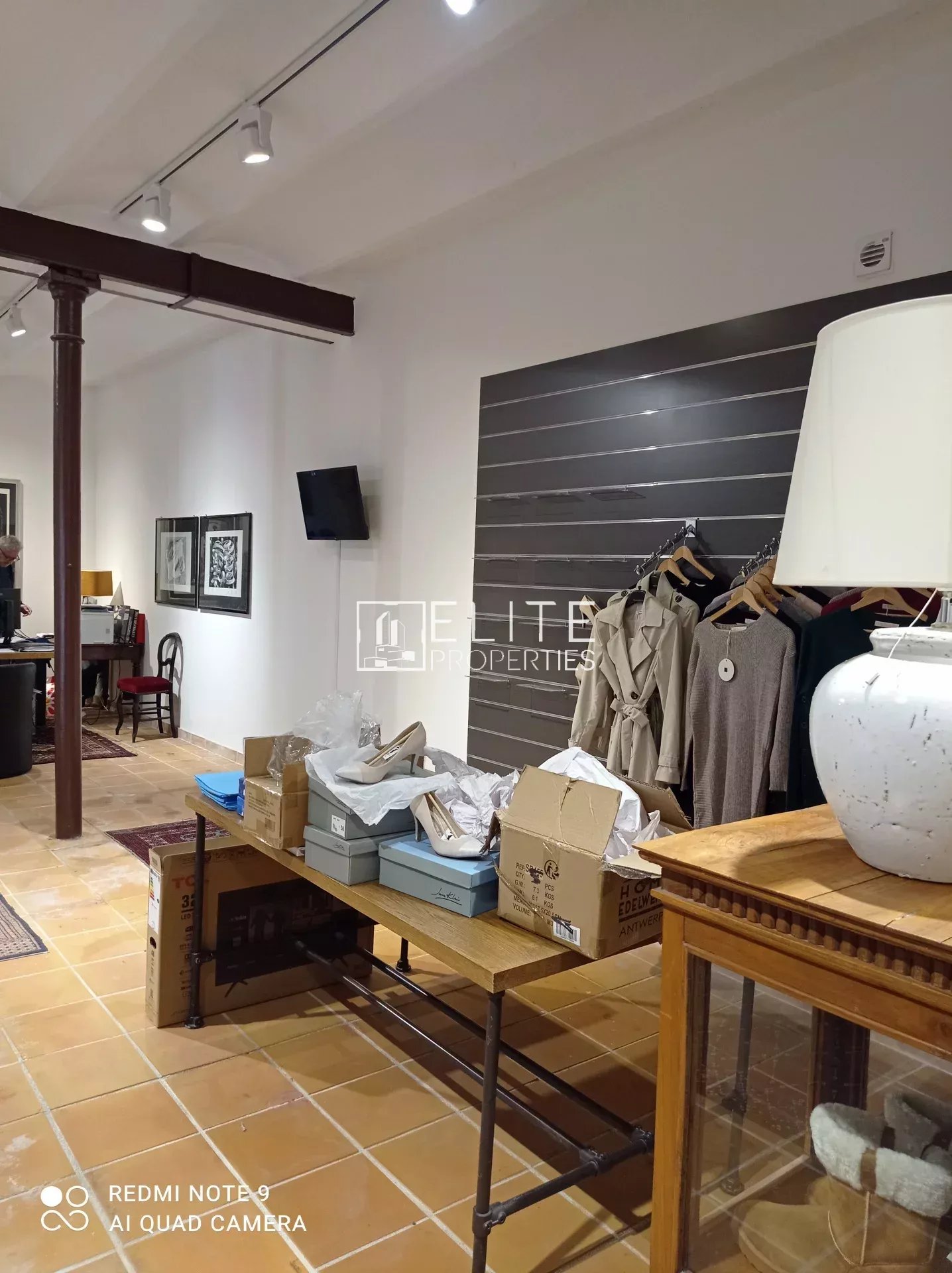 LOCAL COMMERCIAL 103 m² – TERRASSE PRIVATIVE – MOUGINS
