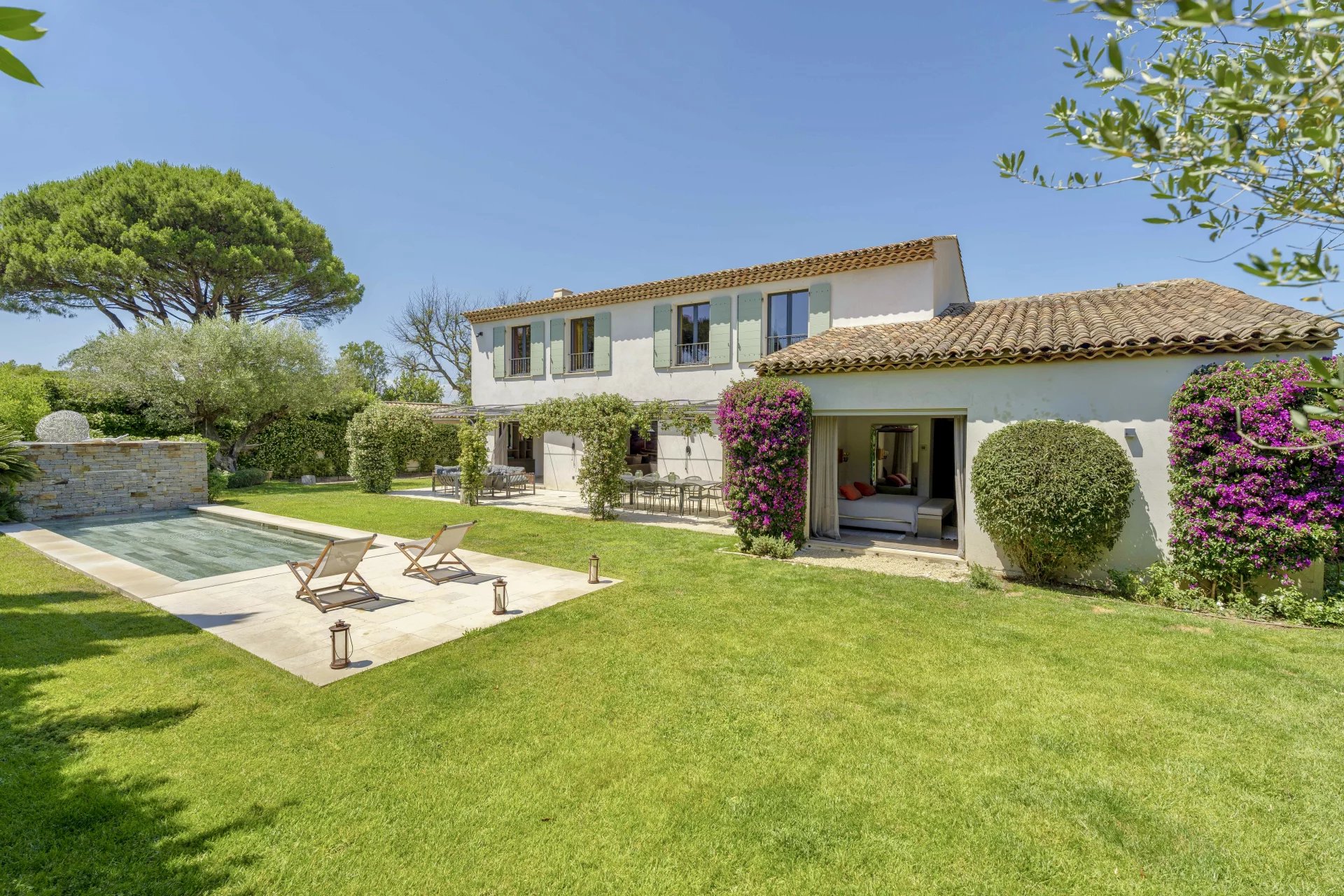 Villa récente à pied de la plage et proche du village de Saint-Tropez à vendre
