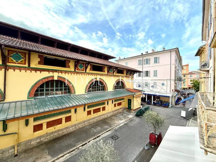 Plateau d’exception avec superbe terrasse et fort potentiel de division ou usage commercial