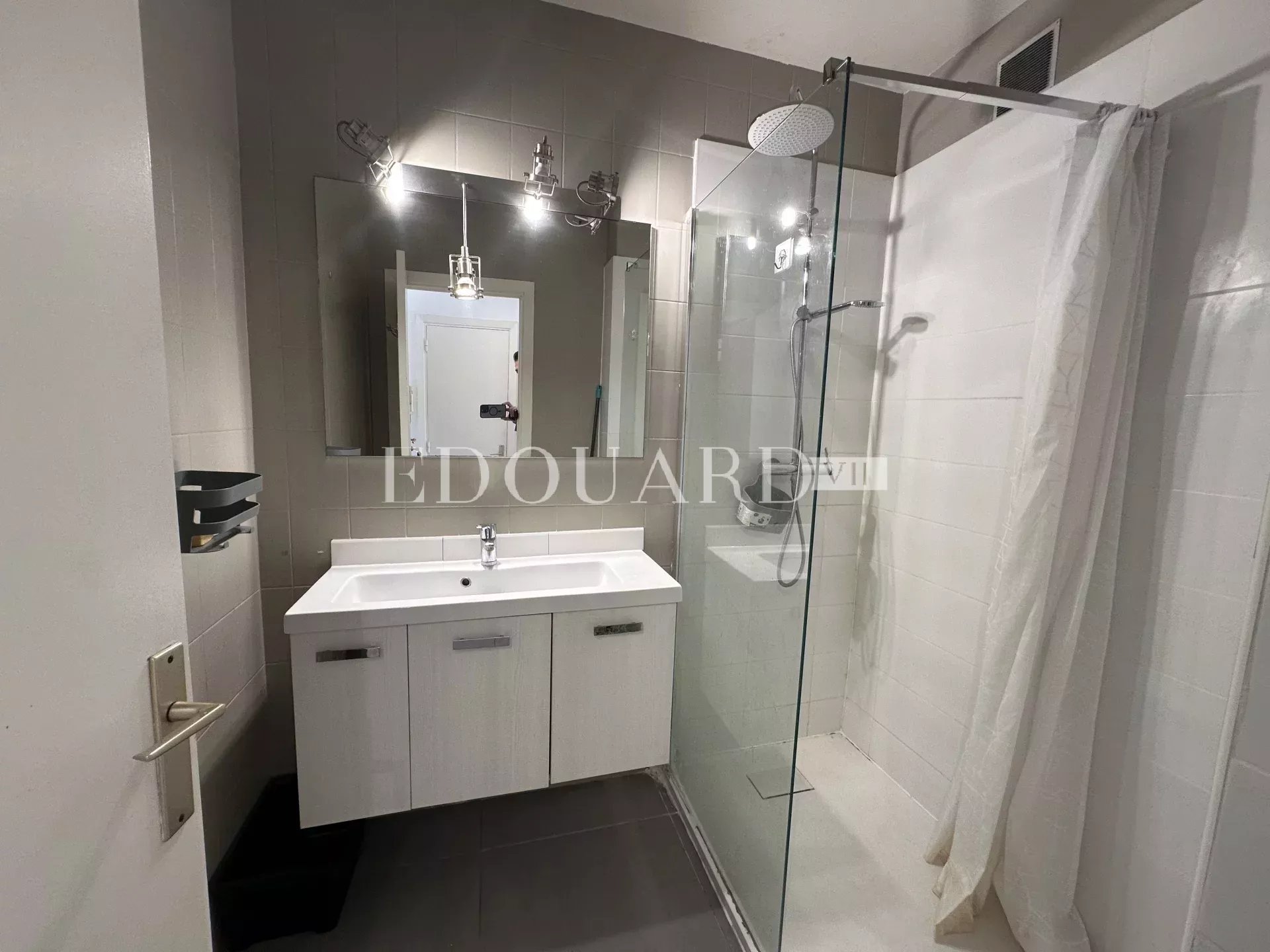 En exclusivité charmant studio finement rénové avec  balcon, vue mer latérale et possibilité garage
