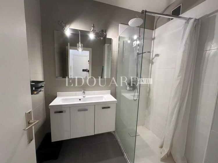 En exclusivité charmant studio finement rénové avec  balcon, vue mer latérale et possibilité garage