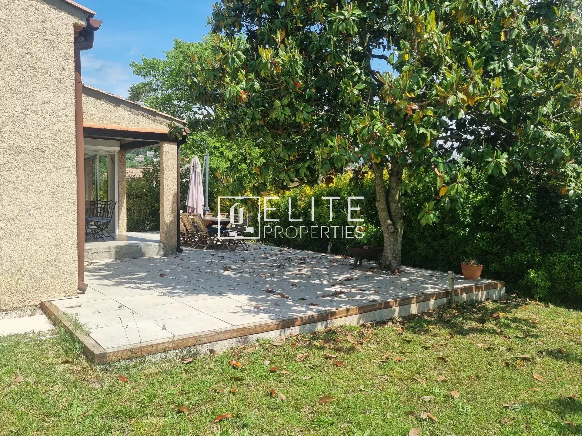 À VENDRE – Maison 5 pièces de plain-pied avec piscine – secteur calme et recherché