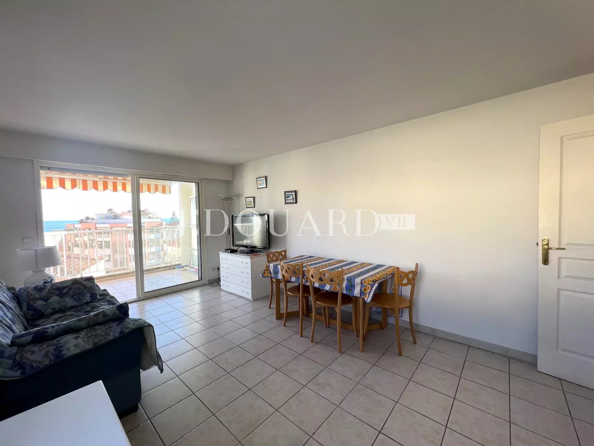 Deux pièces en bon état avec terrasse, agréable vue dégagée jusqu'à la mer, cave et garage. Exclusivité
