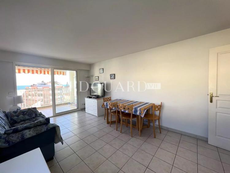 Deux pièces en bon état avec terrasse, agréable vue dégagée jusqu'à la mer, cave et garage. Exclusivité