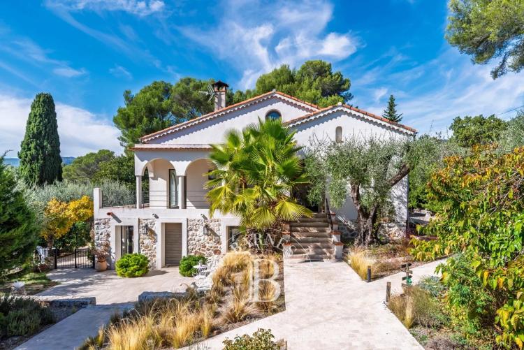 Roquefort-les-Pins - Villa de caractère avec maison d’amis et 3 appartements indépendants - 9 chambres