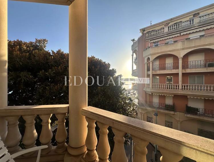 Dans résidence de luxe, deux pièces avec terrasse, balcon, belle vue mer,  cave et parking en sous-sol
