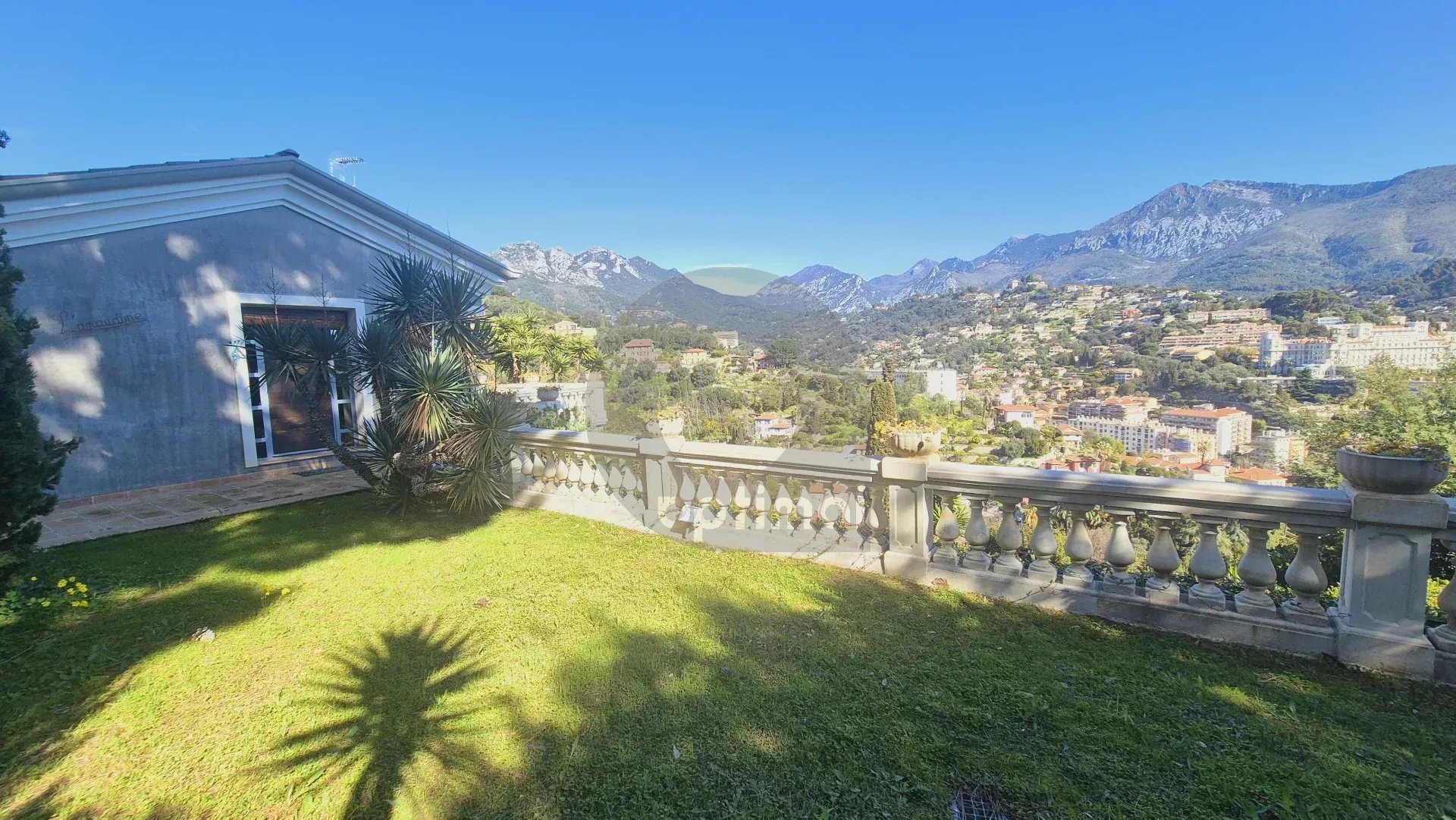 Élégante Villa avec Vue Panoramique – Menton, Quartier Résidentiel