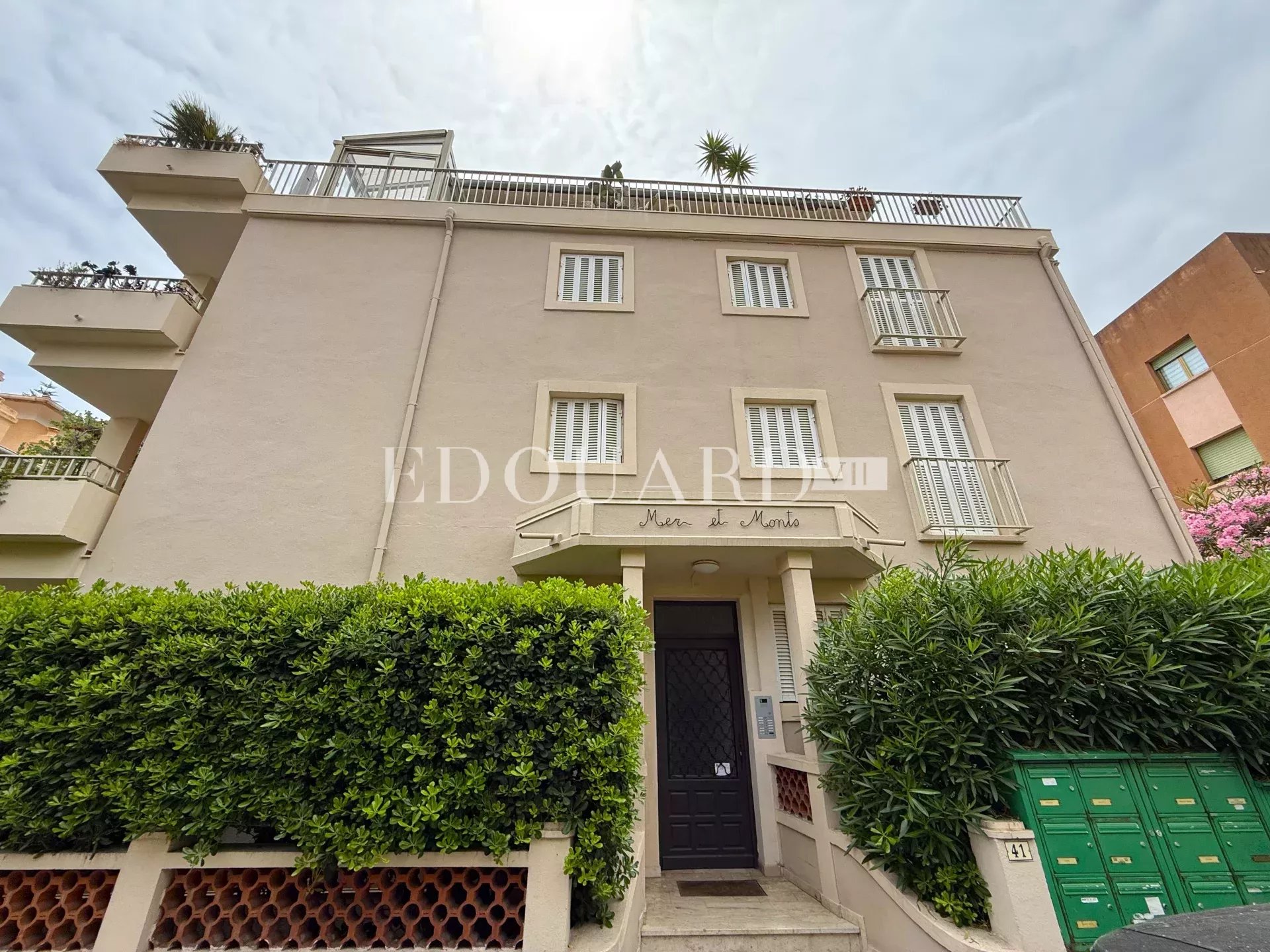 Charmant deux pièces à vendre avec terrasse et cave, dans un petit immeuble à quelques pas des plages