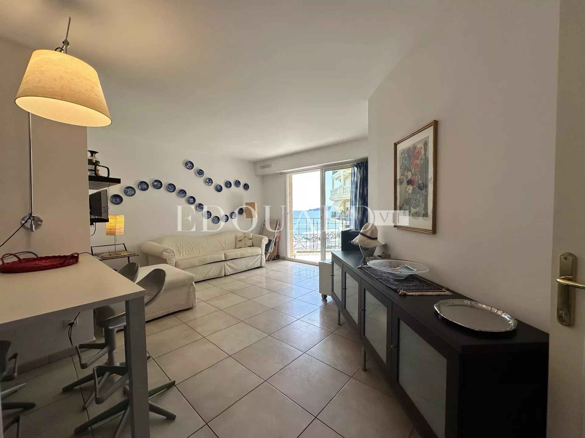 Deux pièces en bon état avec terrasse et belle vue mer, dans prestigieux immeuble face aux plages