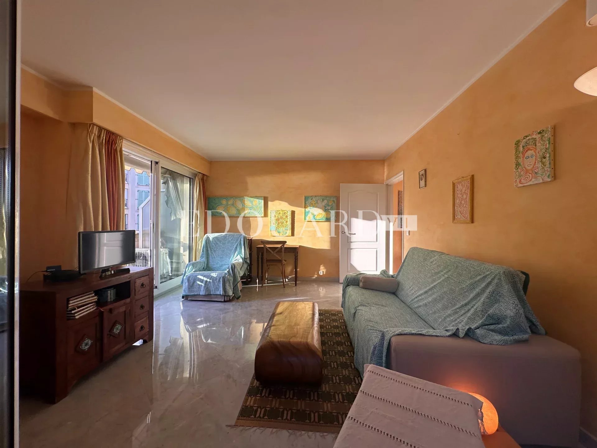 Dans résidence de luxe, deux pièces avec terrasse, balcon, belle vue mer,  cave et parking en sous-sol