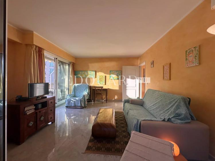 Dans résidence de luxe, deux pièces avec terrasse, balcon, belle vue mer,  cave et parking en sous-sol