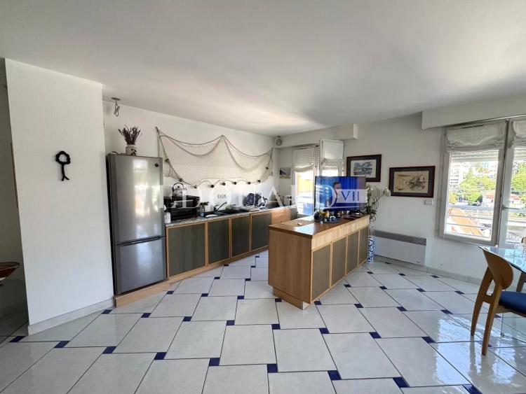 En exclusivité trois pièces à vendre avec terrasse, belle vue dégagée et garage