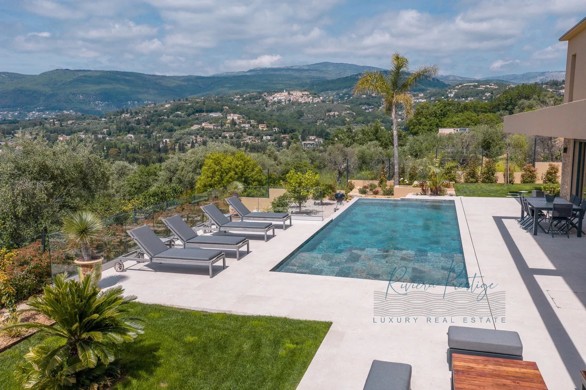 OPIO: Contemporaine dans domaine privé avec vue sur le golf et le vieux village